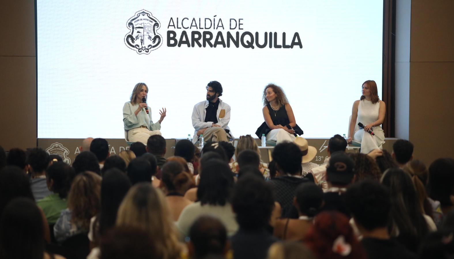 Reconocidos diseñadores durante el panel de este jueves. 