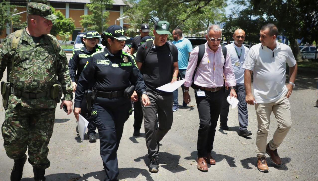 Andrés Julián Rendón, Gobernador de Antioquia, junto a las autoridades en Yondó.