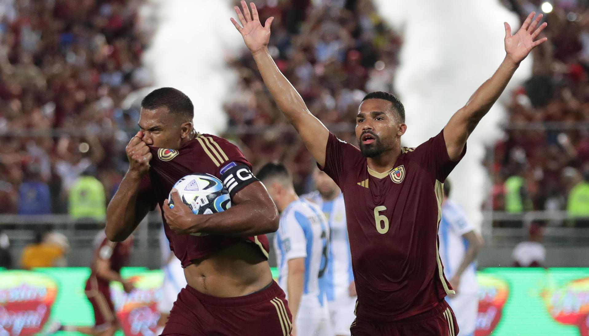 Salomón Rondón festejando su anotación.