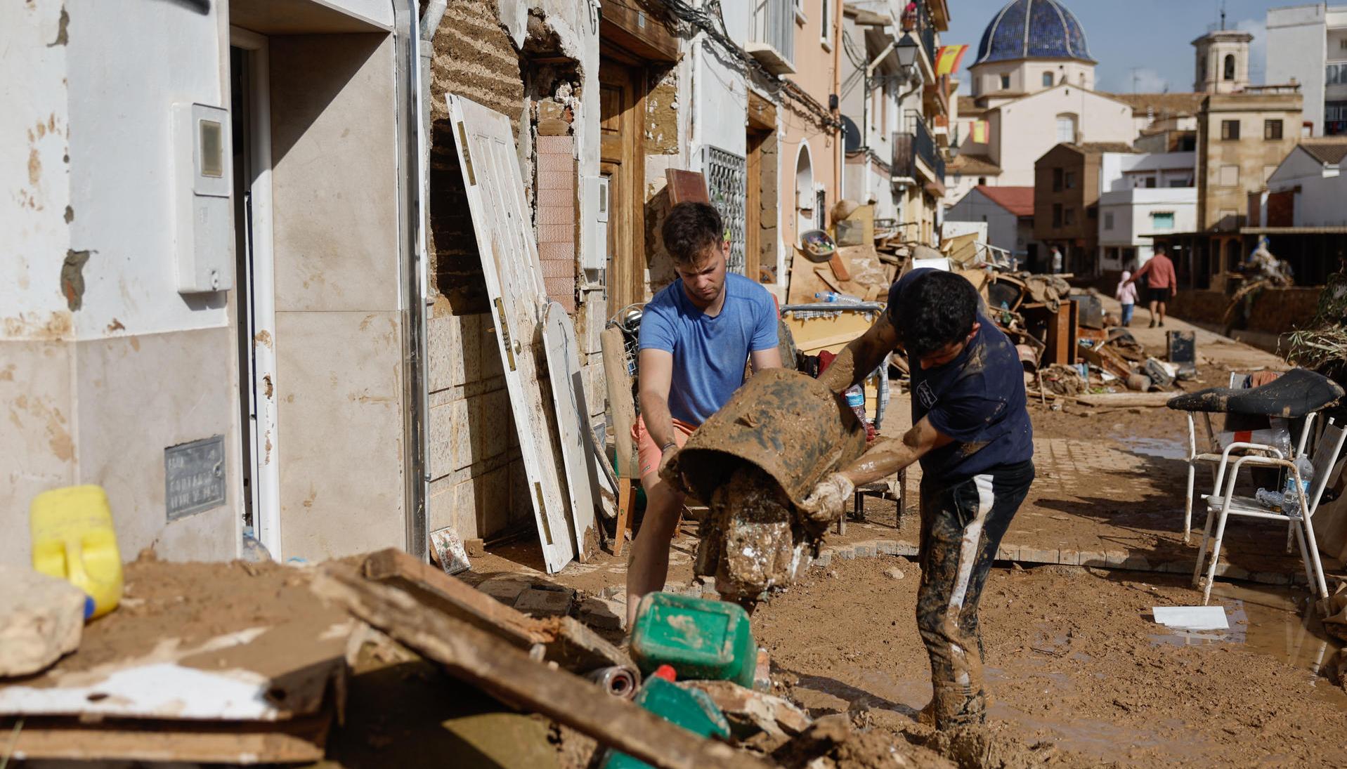 Ciudadanos limpiando tras las inundaciones en Valencia, España. 