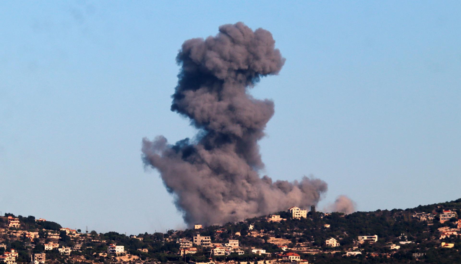 Humo tras ataques israelíes en el sur del Líbano.