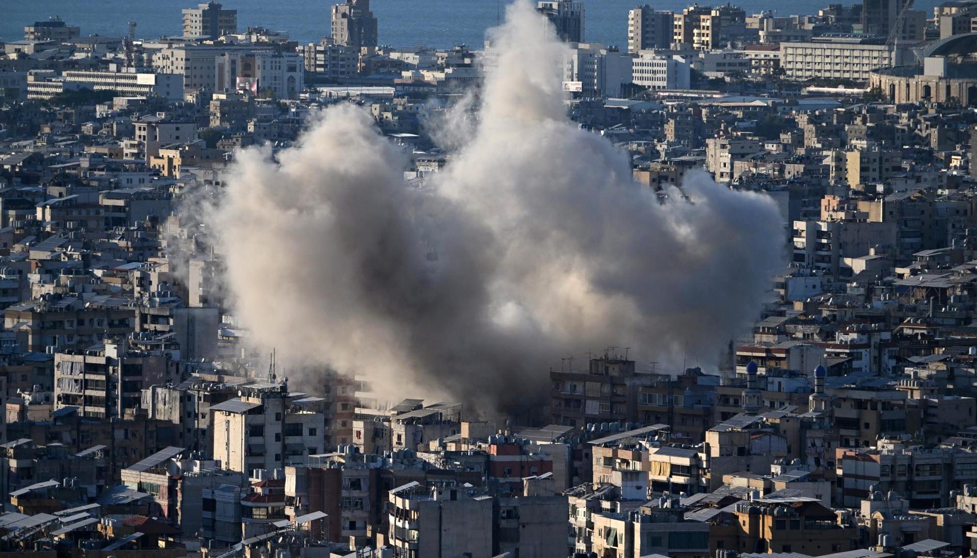 El humo se eleva tras un ataque aéreo israelí contra el Dahye.