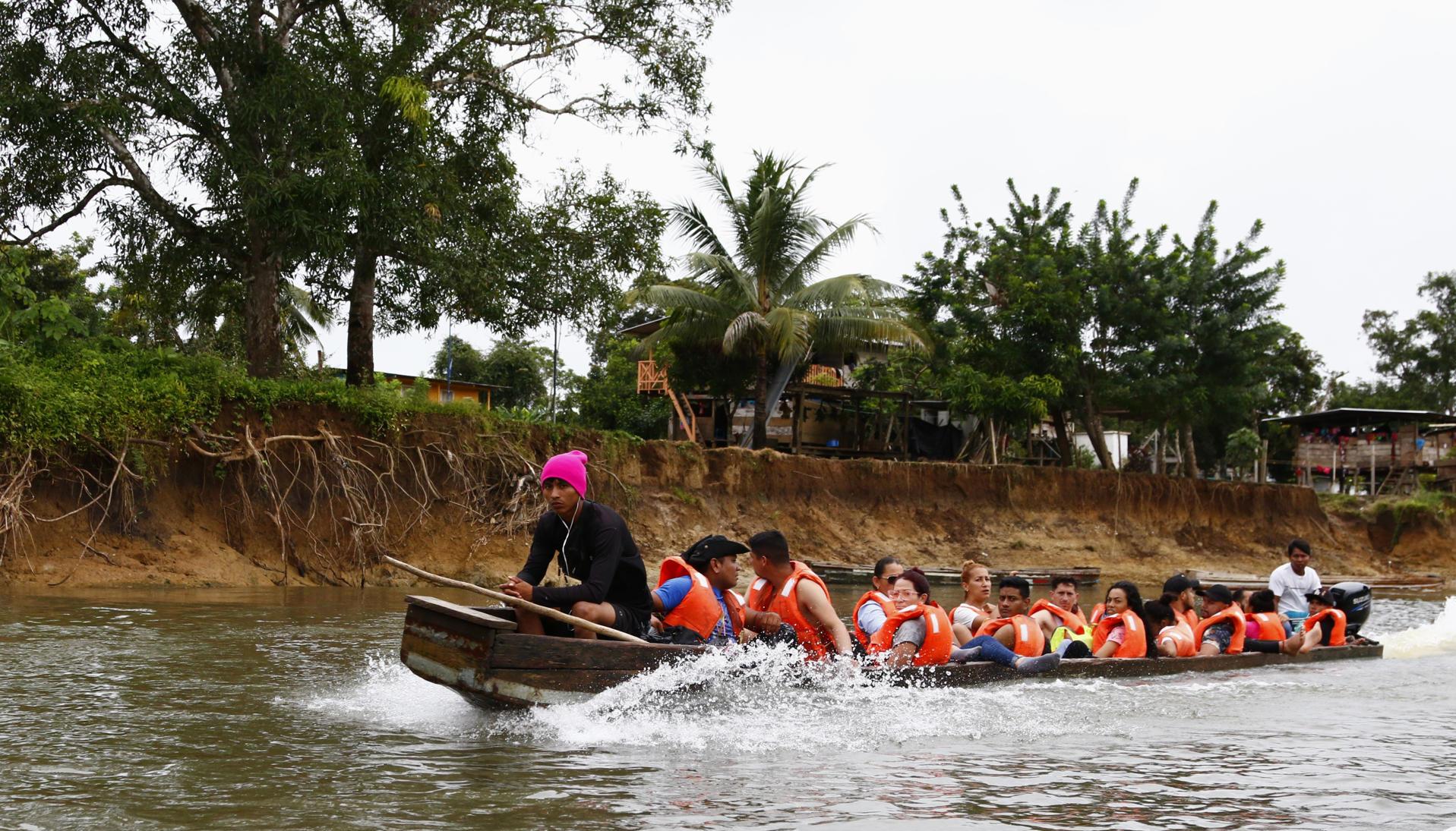 Migrantes cruzando la selva del Darién.