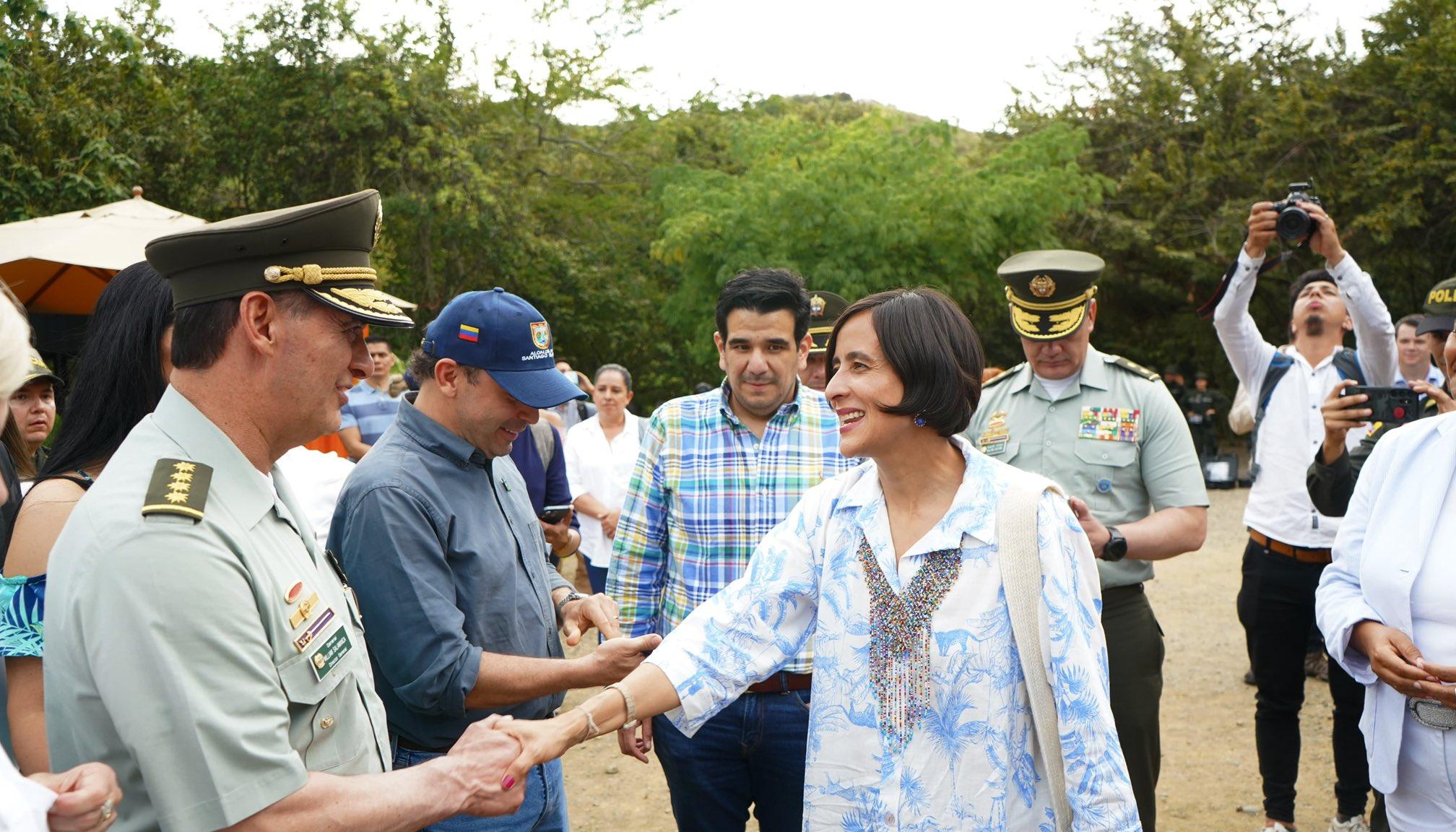 El director de la Policía Nacional, general William Salamanca, y la ministra de Ambiente, Susana Muhamad.