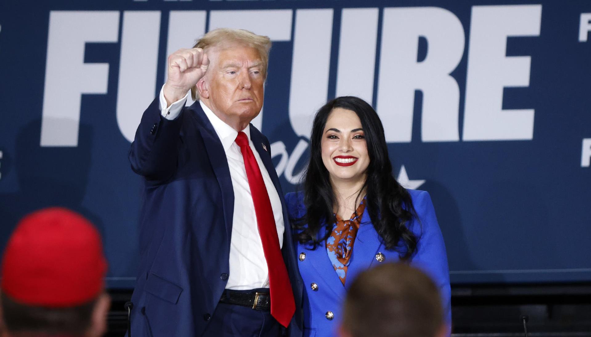 El expresidente estadounidense (2017-2021) Donald Trump y Mayra Flores, exrepresentante de Texas.