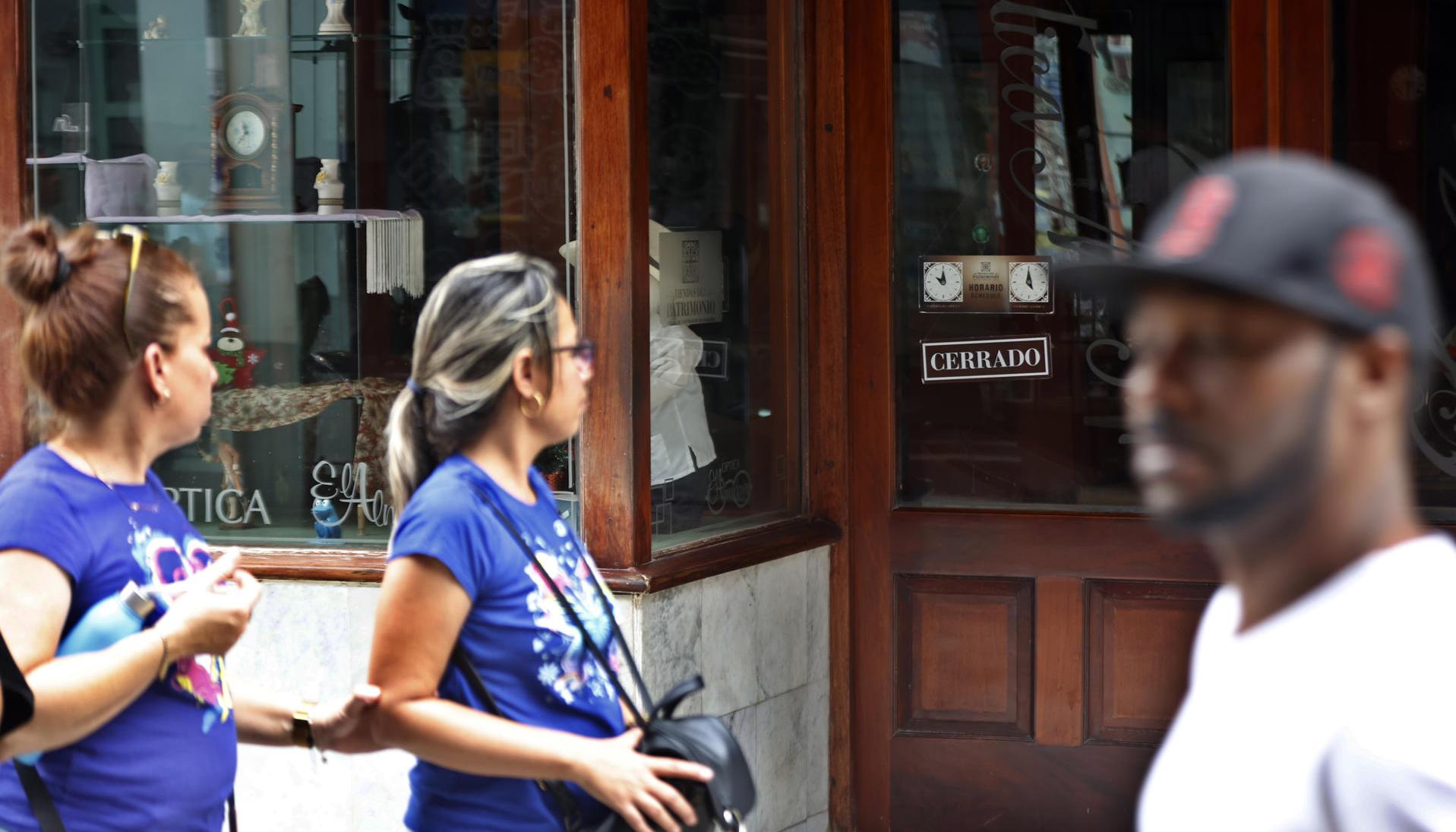 Una tienda cerrada en La Habana ante la falta de energía. 