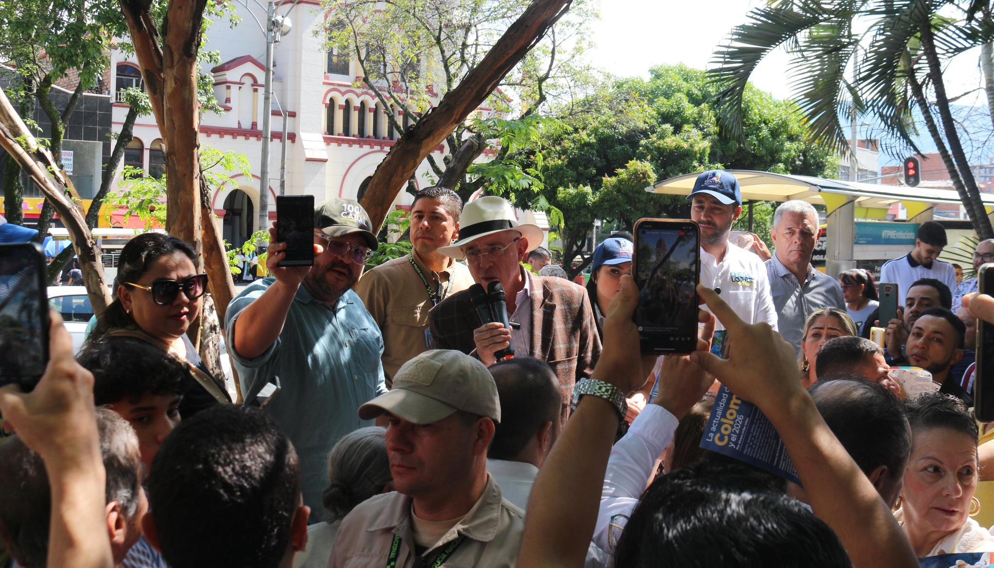 Álvaro Uribe durante su recorrido de este domingo en Medellín.