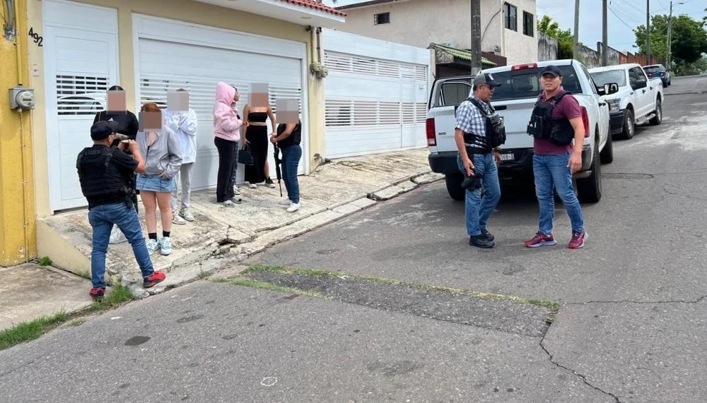 Las mujeres colombianas junto a las autoridades.