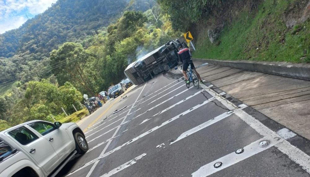 Zona del accidente donde se volcó el bus.