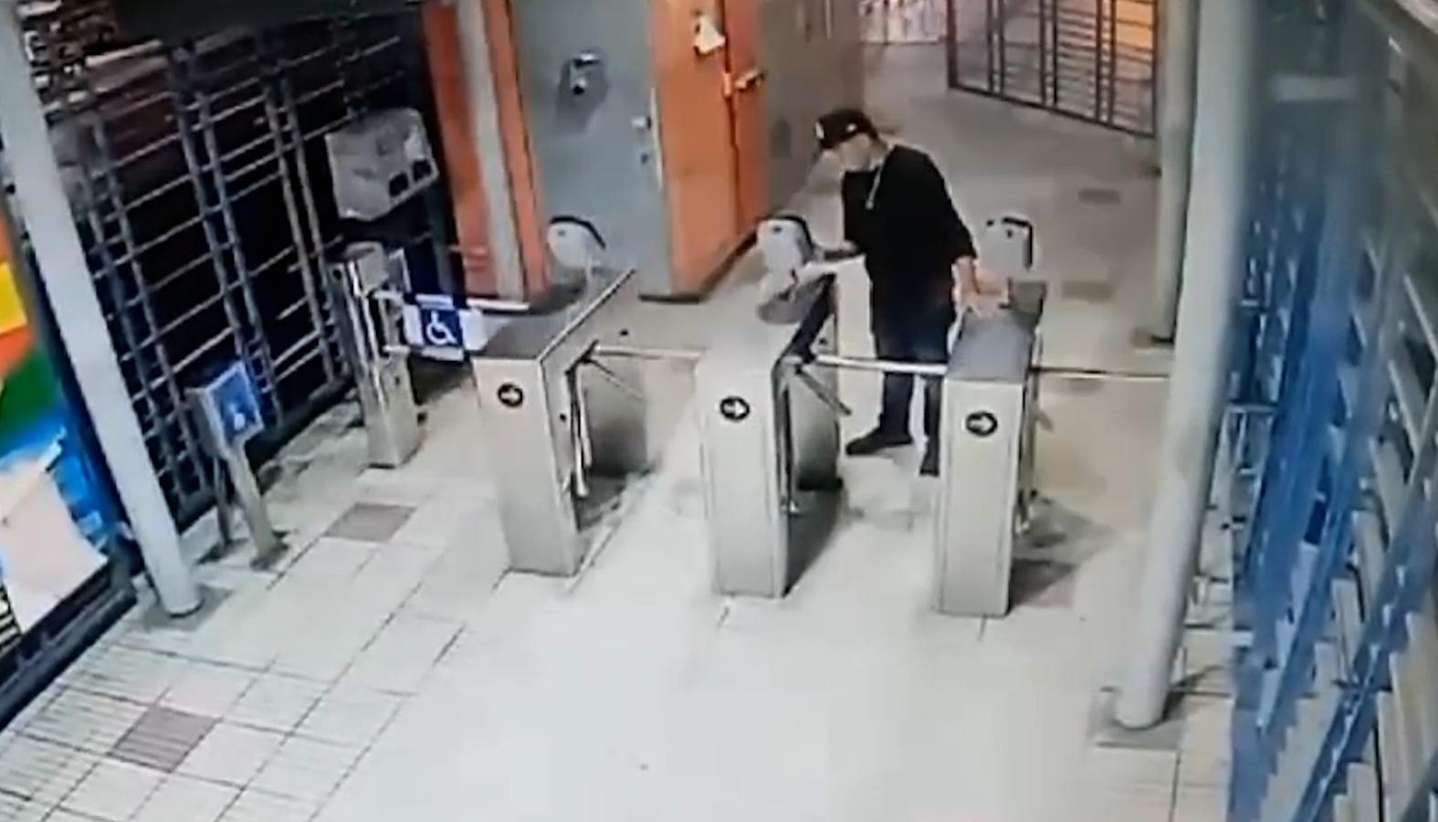 Momento en el que el vándalo destruye los validadores en la estación Pedro Ramayá en Soledad.