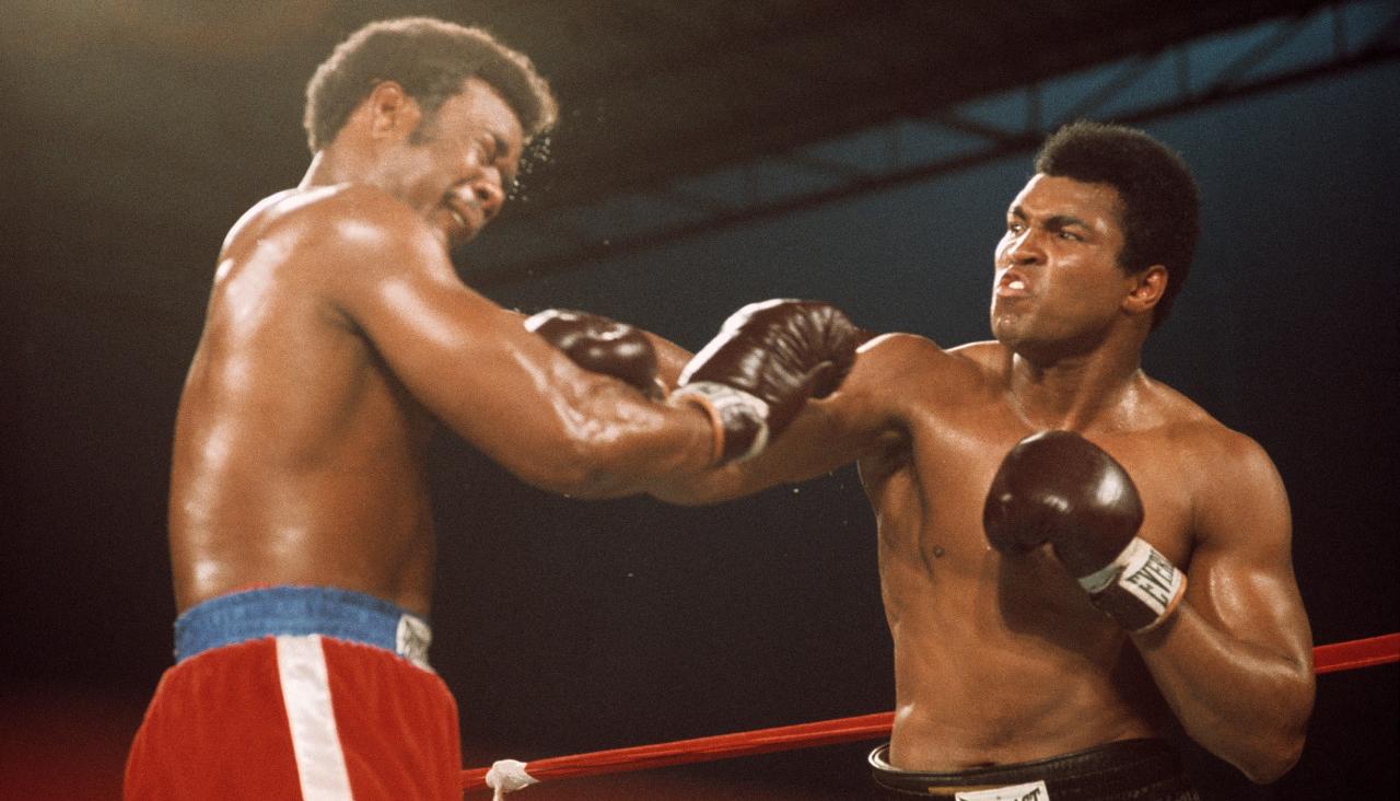 La mano derecha de Muhamad Ali entra plena en la cara de George Foreman.