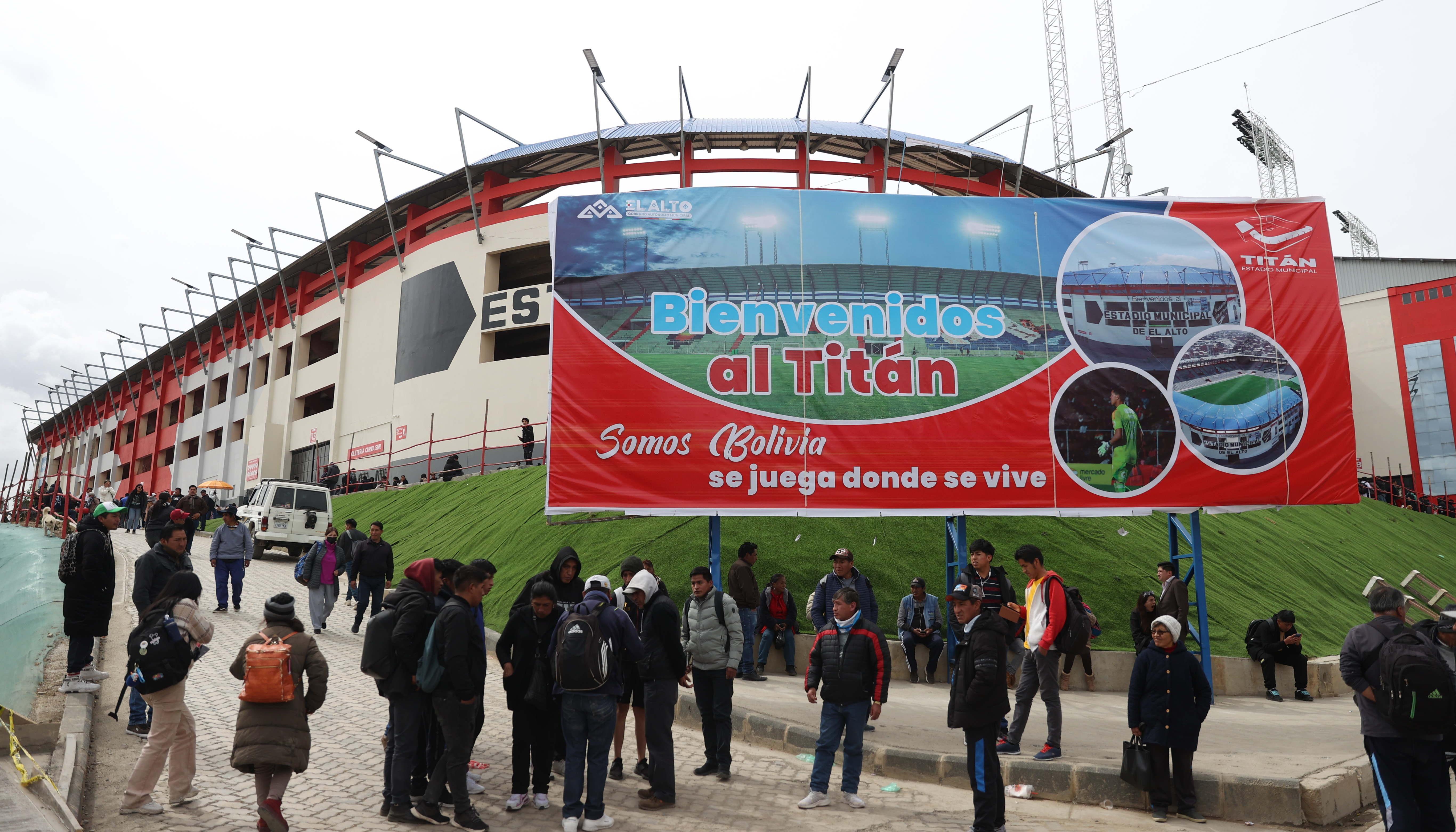 Aficionados bolivianos en los alrededores del estadio Municipal de El Alto. 