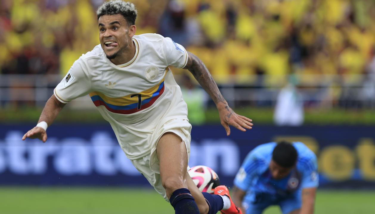 Luis Díaz inicia el festejo tras marcar el segundo gol de Colombia.