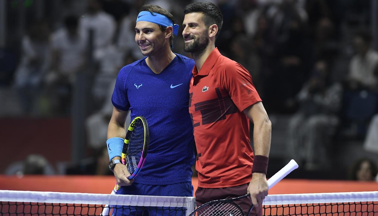 Rafael Nadal y Novak Djokovic antes de comenzar su exhibición, en Riad.