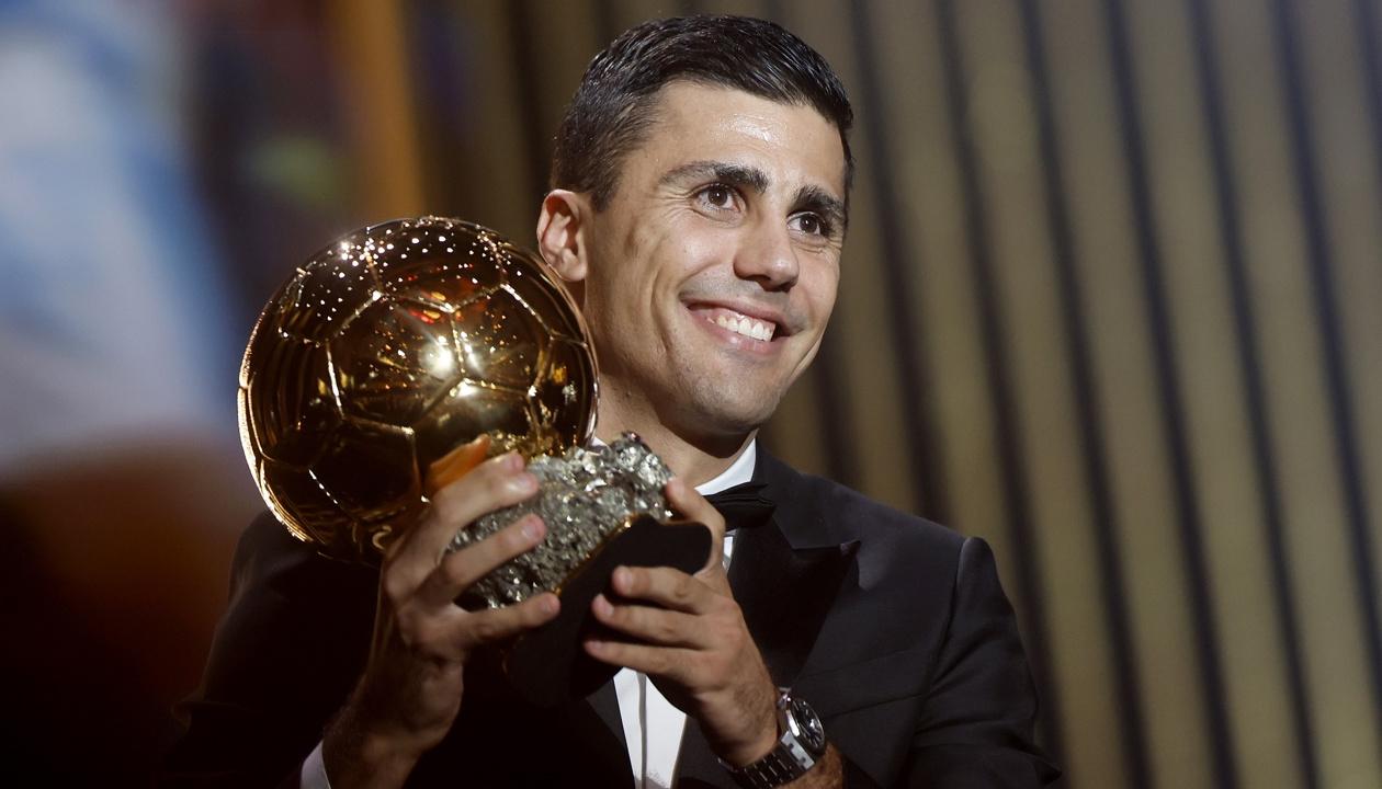 Rodri, mediocampista del Manchester United, tras recibir el Balón de Oro.