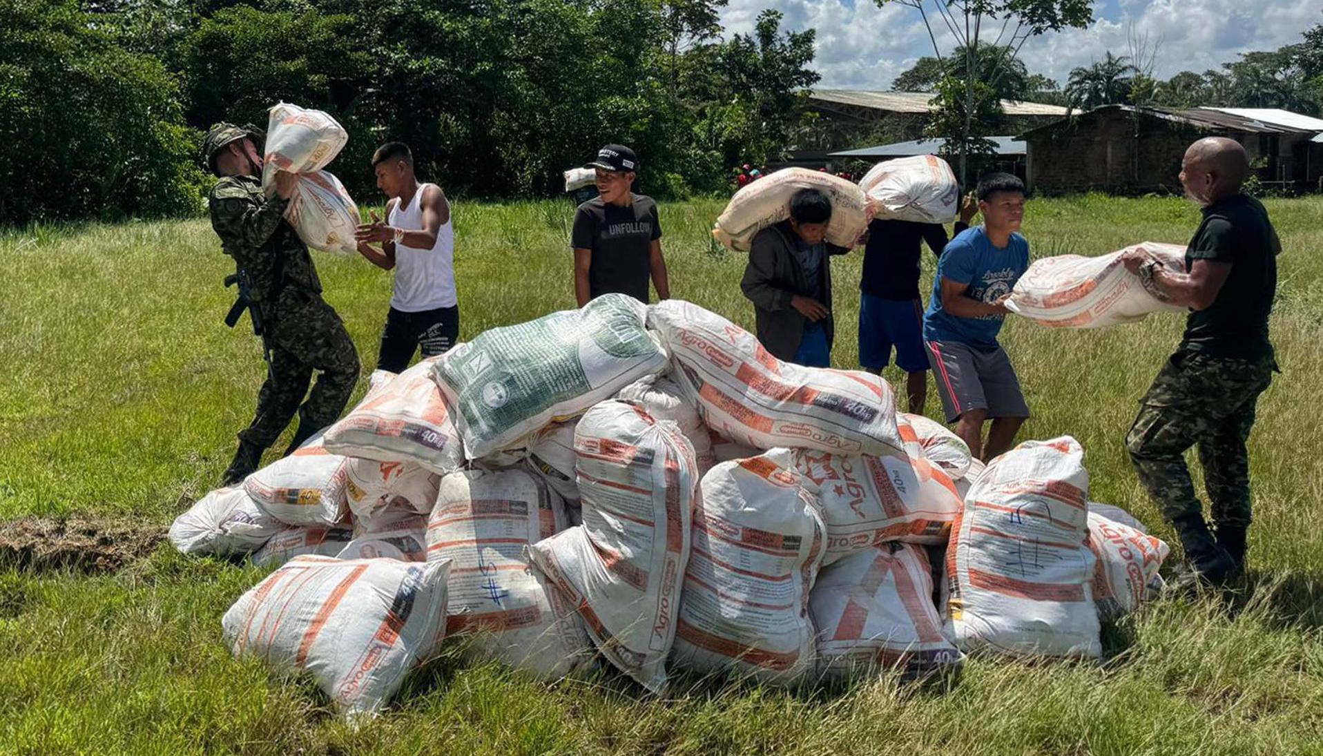 Militares mientras alistan más de 300 kits de ayudas humanitarias. 