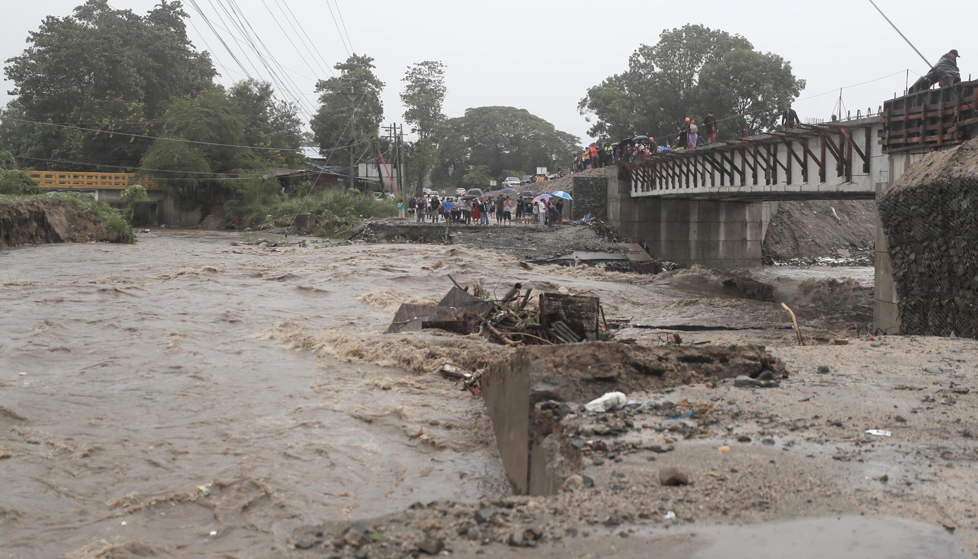 Crecida de un río por el paso de la tormenta Sara, este sábado en San Pedro Sula.