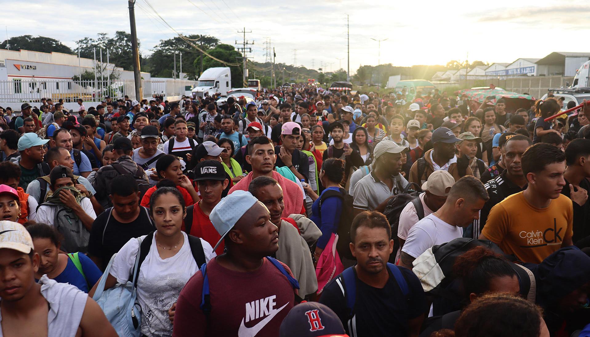 Migrantes caminando en caravana hacia la frontera con Estados Unidos. 