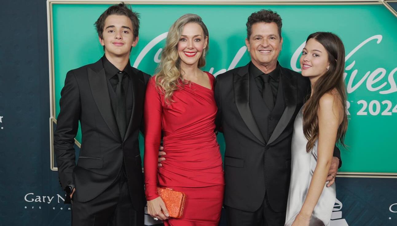 Carlos Vives acompañado de su familia 