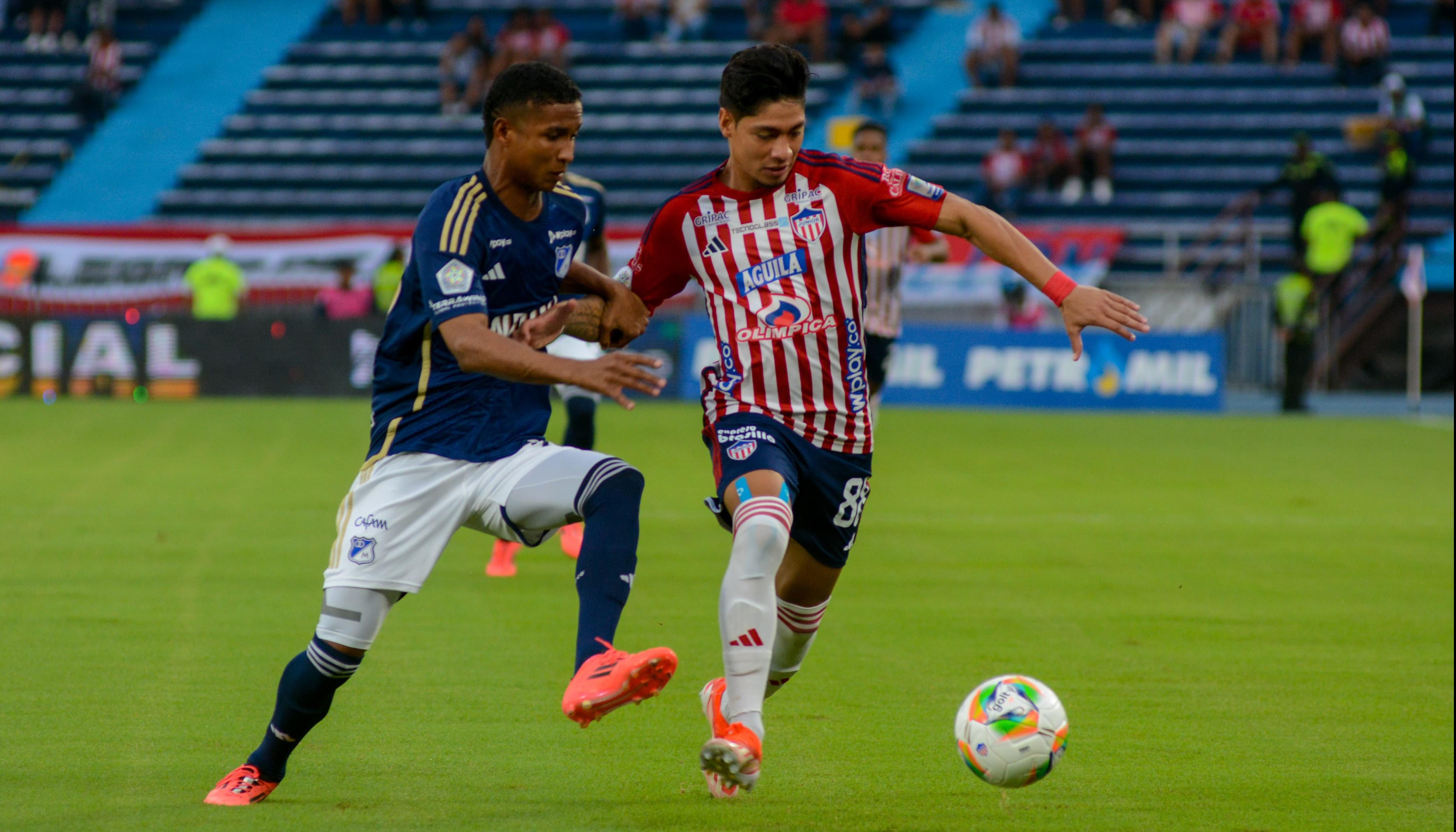 Brayan Castrillón con la esférica.