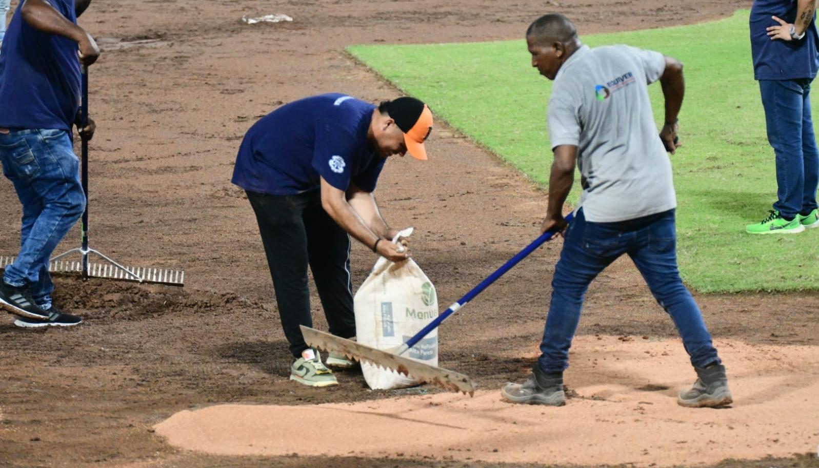 Desde el viernes por la noche se adelantan los trabajos de acondicionamiento del terreno de juego del Édgar Rentería.