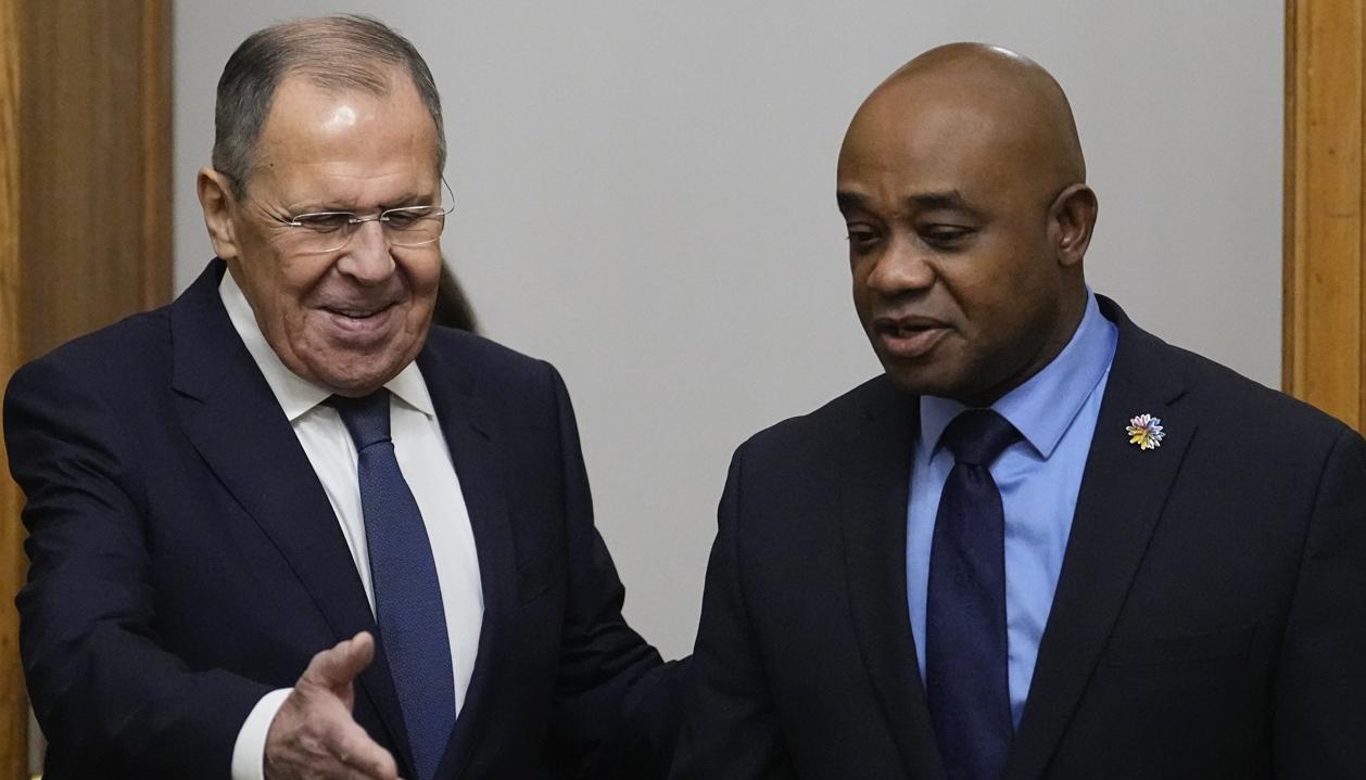 Serguéi Lavrov y Luis Gilberto Murillo.