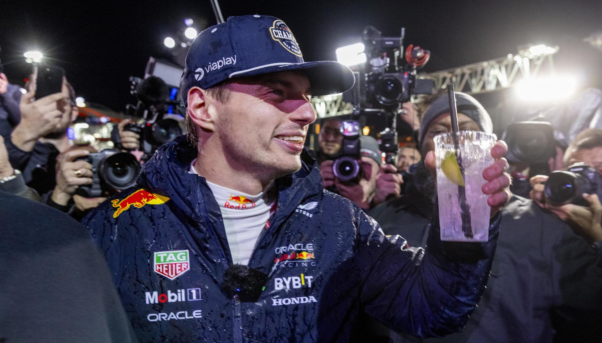 Max Verstappen celebrando su título mundial.