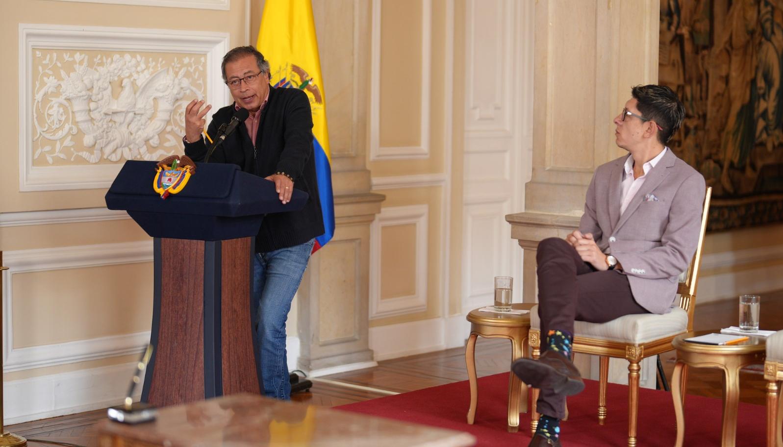 El Presidente Gustavo Petro junto al ministro de Educación, Daniel Rojas.