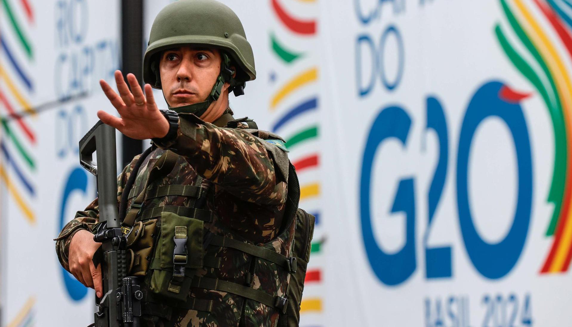 Un soldado custodia una zona donde se realizará el G20. 