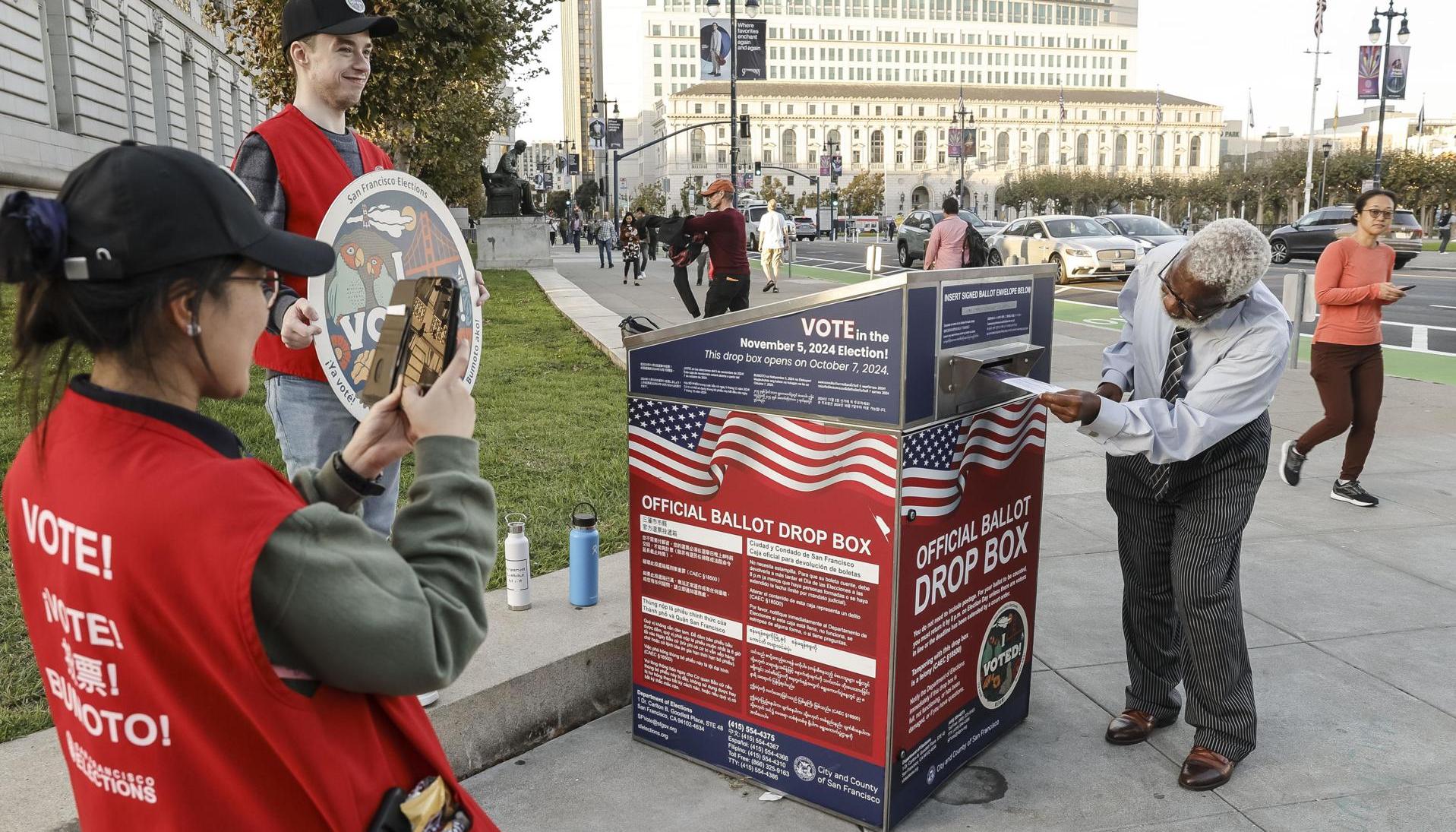 Votantes emiten sus votos en una urna en San Francisco. 