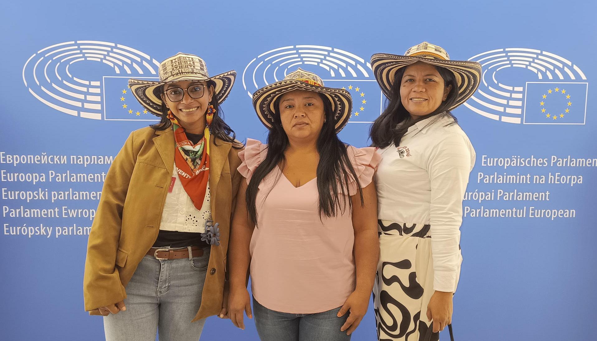 Las activistas zenúes, Yina Marcela Ortega, Yusleida Pineda y Judith Johana Navarro este martes en el Parlamento Europeo en Bruselas.