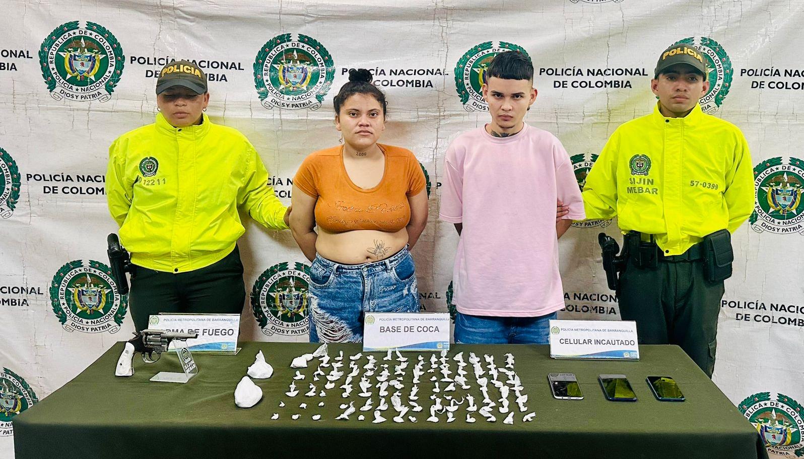 Les hallaron un revólver calibre 38, 193 gramos de cocaína y tres celulares.