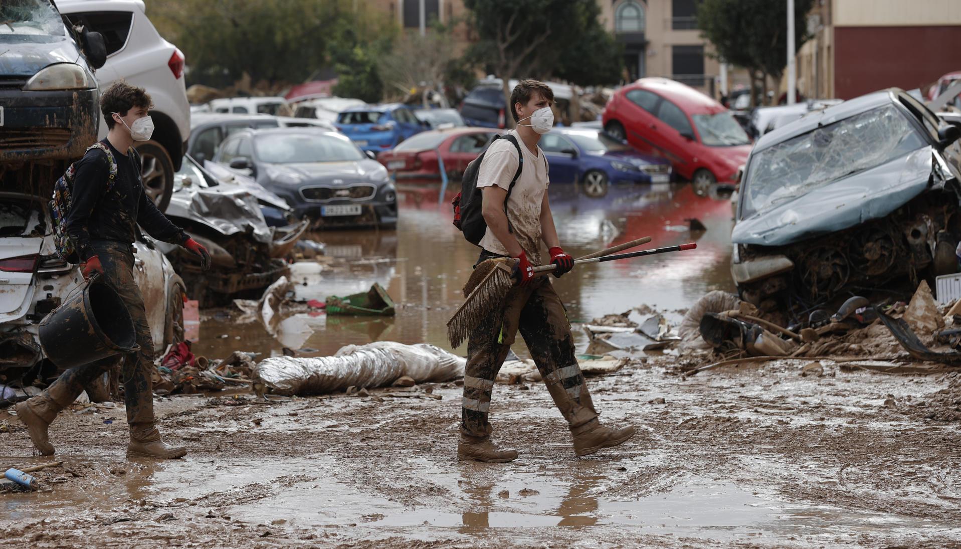 Voluntarios limpiando las calles de Paiporta, Valencia. 