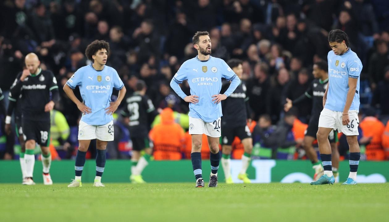 Los rostros incrédulos de los jugadores del Manchester City tras el empate del Feyenoord.