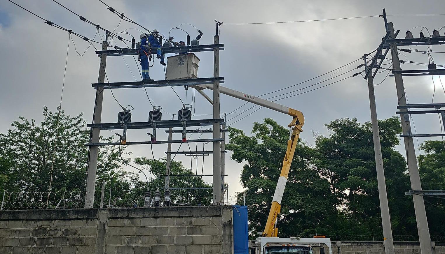 Operarios de Air-e realizan trabajos eléctricos. 