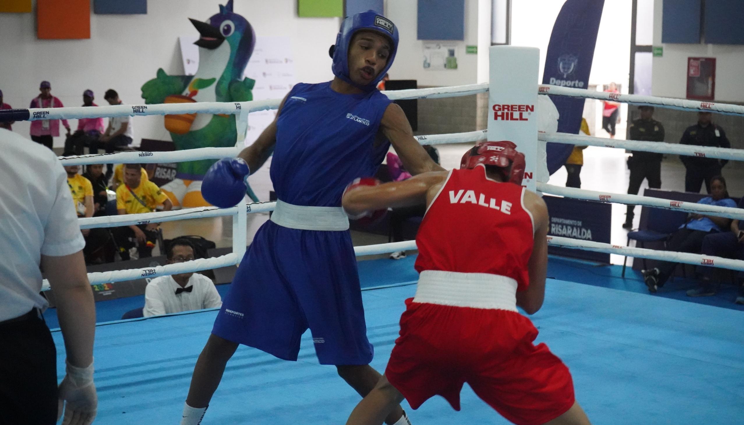 El atlanticense Nahel Gamarra (azul) en su combate con el vallecaucano Juan Santamaria.