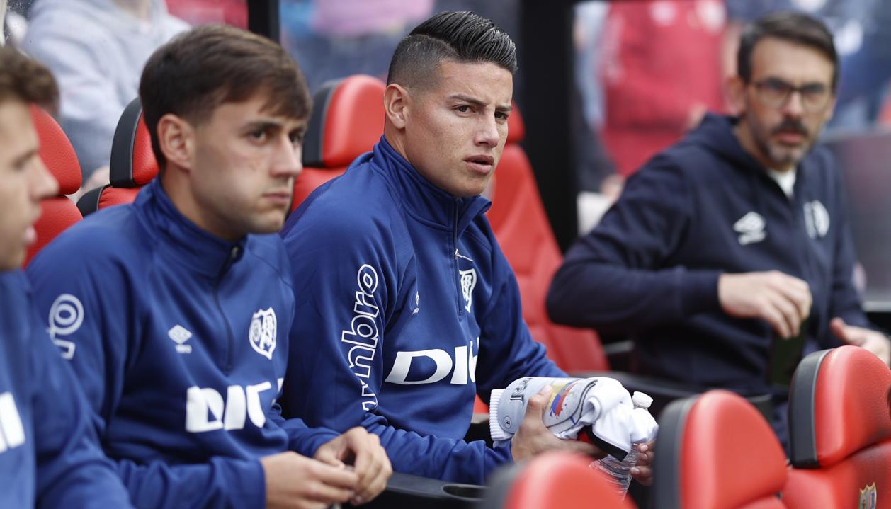 James Rodríguez en el banco de suplentes en el partido contra el Sevilla.