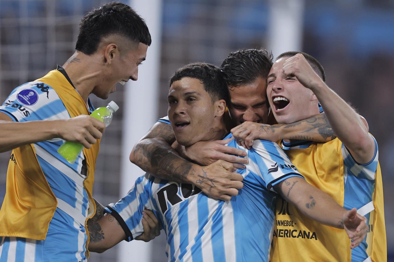 Juan Fernando Quintero celebra con sus compañeros uno de sus goles ante Corinthians. 