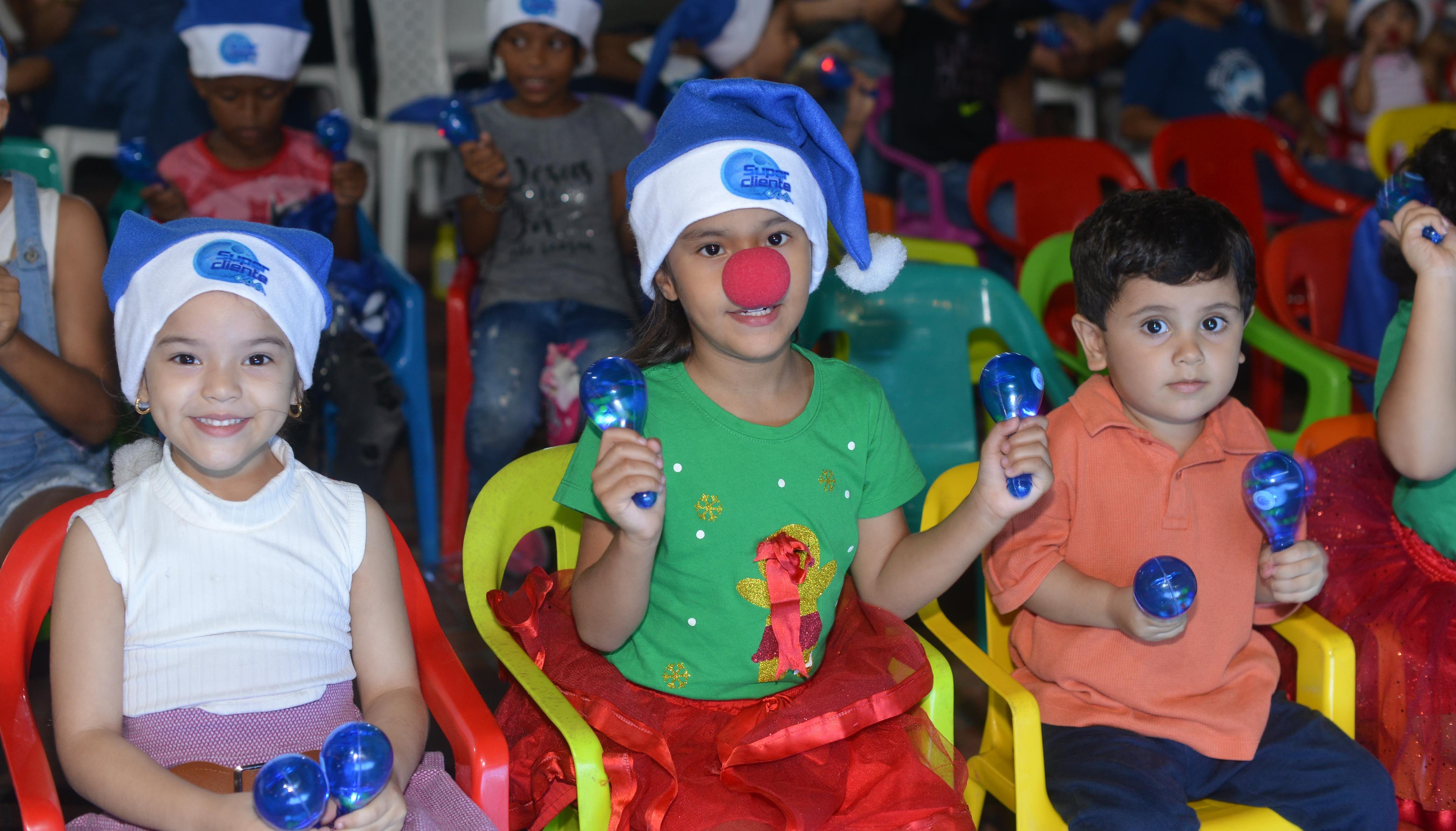 Niños y niñas disfrutaron un show navideño.