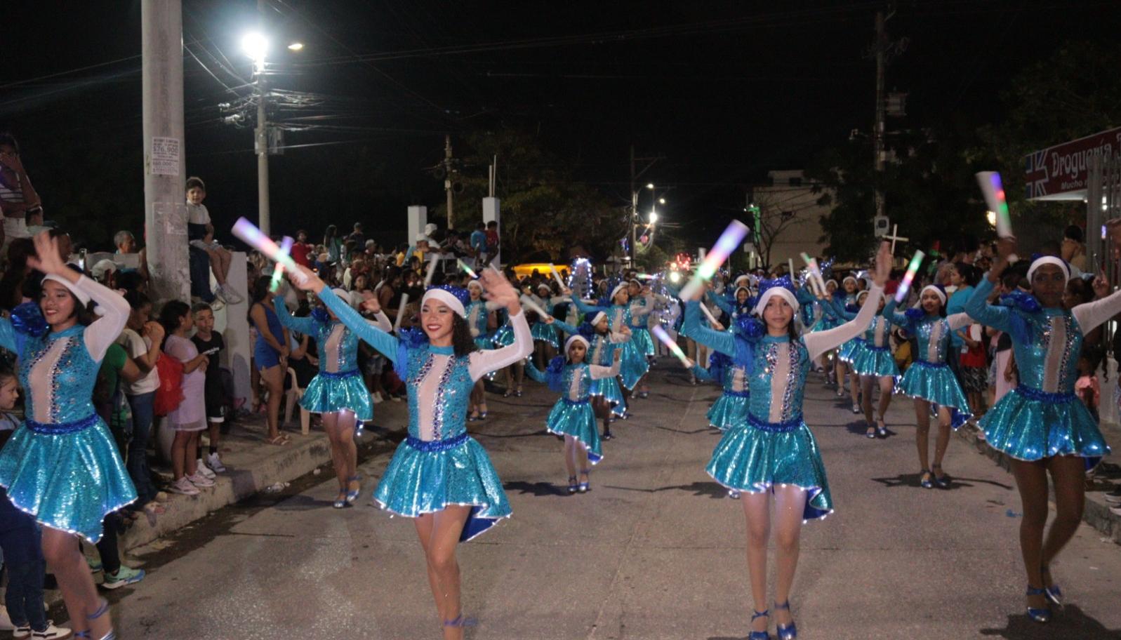 Varios grupos folclóricos acompañaron el desfile.