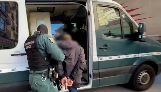 Uno de los capturados junto a autoridad de la Guardia Civil.