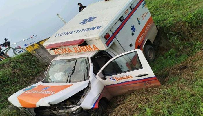 Así quedó la ambulancia tras el accidente. 