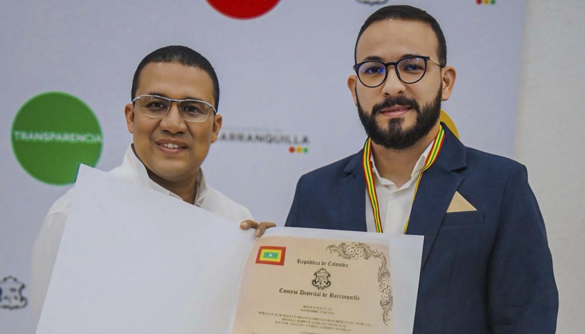 Adaúlfo Calderón Pacheco recibiendo el reconocimiento. 