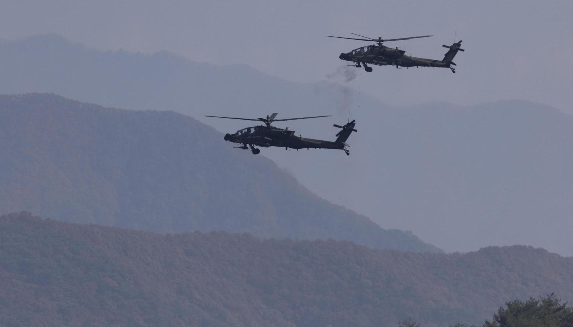 Helicópteros AH-64E Apache de EE. UU. durante ejercicios militares.