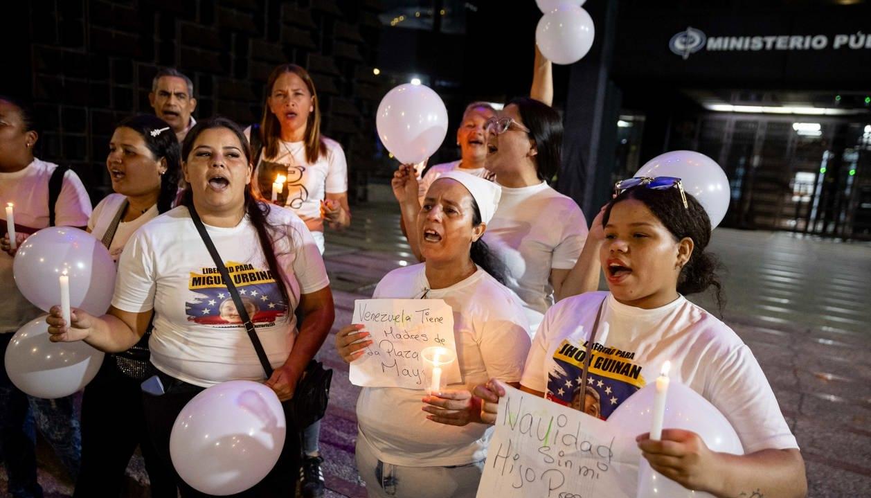 Familiares de "presos políticos" durante vigilia.