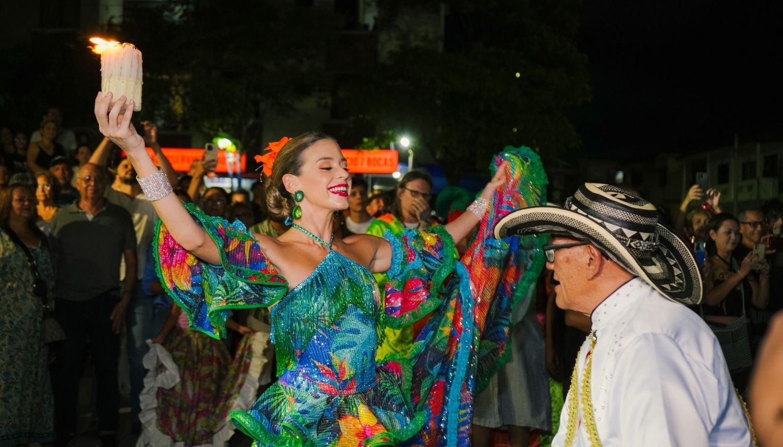 La reina Tatiana bailando con su rey Momo, Gabriel Marriaga.