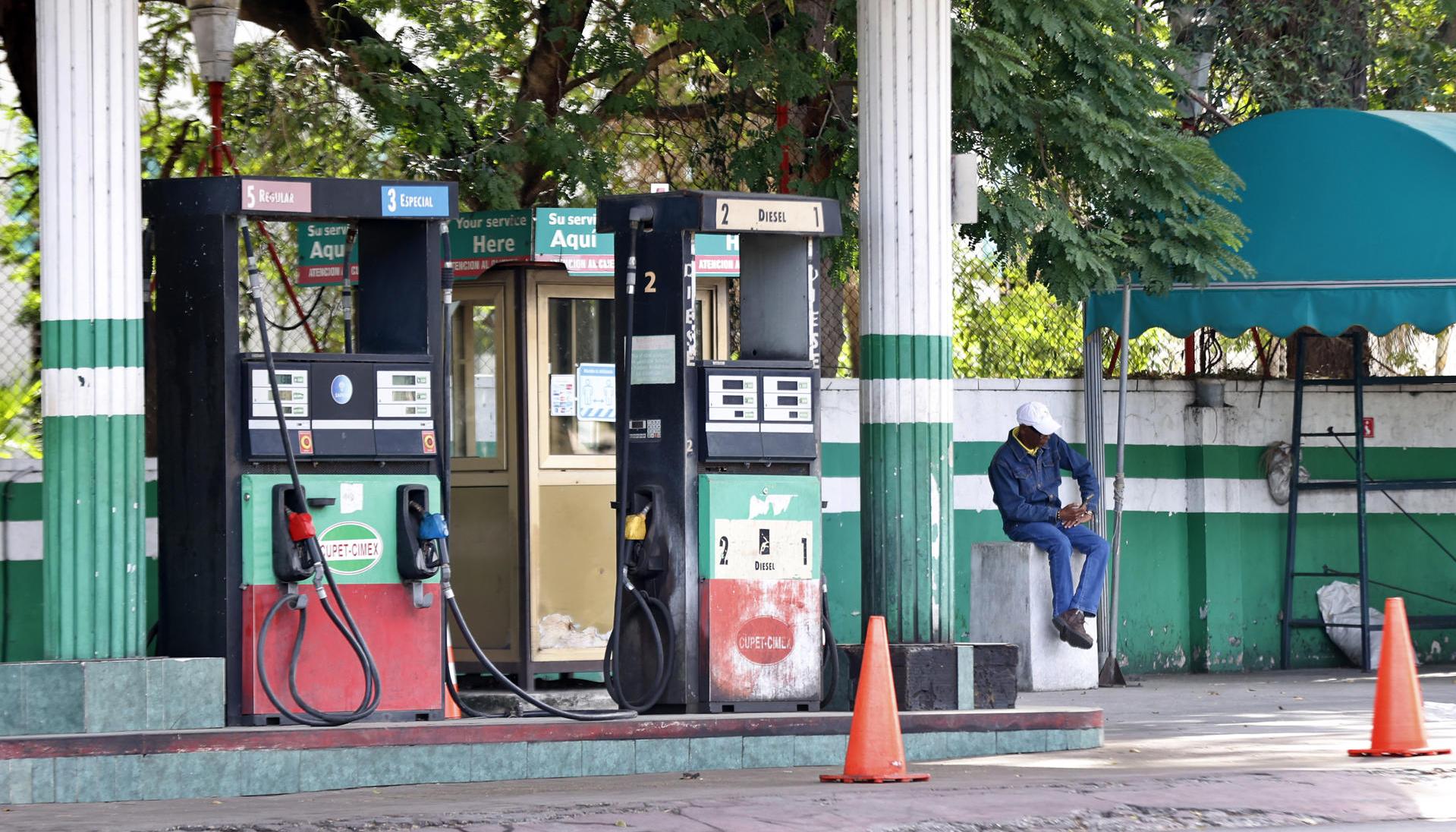 Un hombre espera que regrese la corriente eléctrica en una estación de gasolina, en La Habana. 