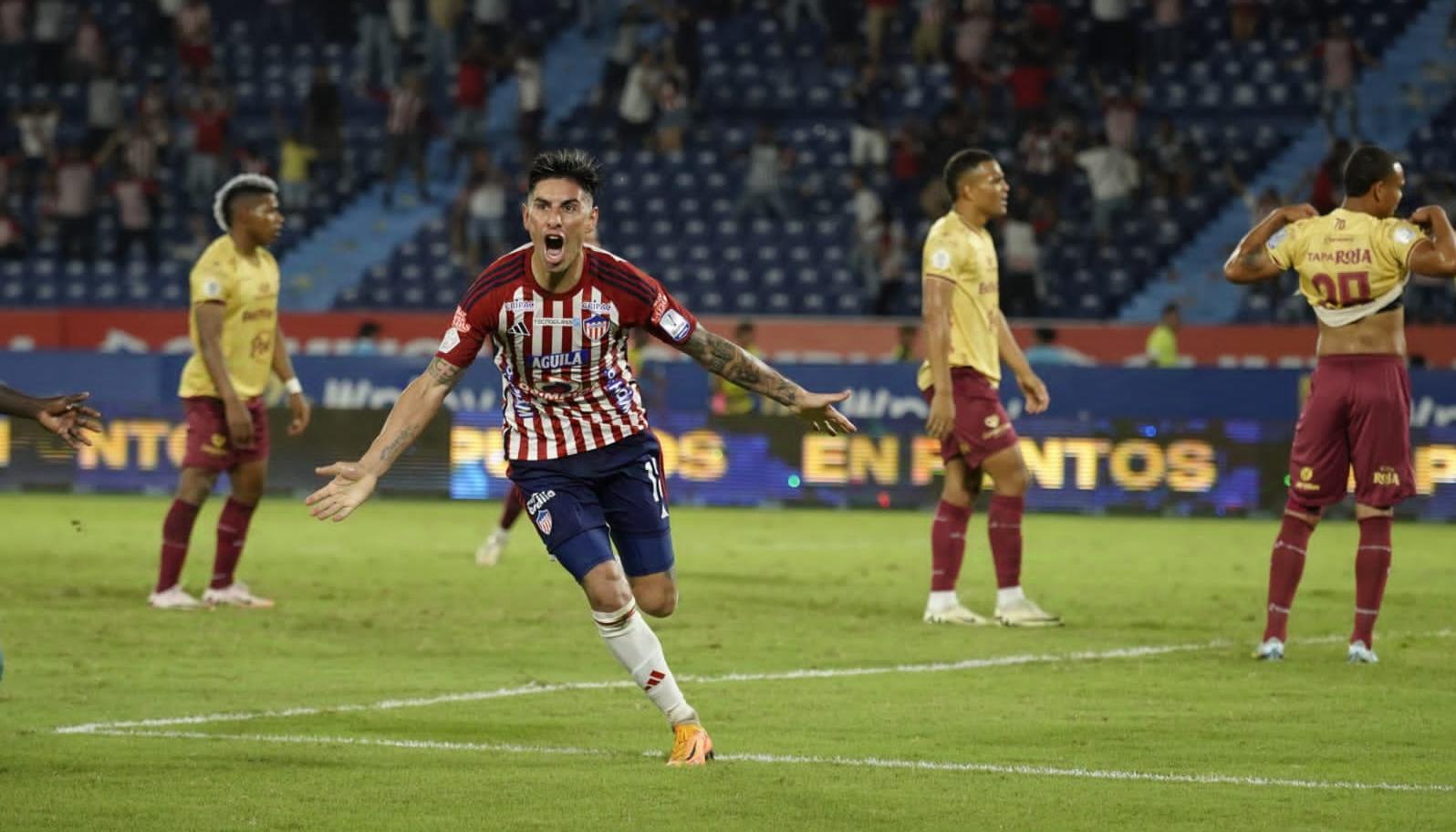 Emmanuel Olivera festeja su gol ante Tolima. 