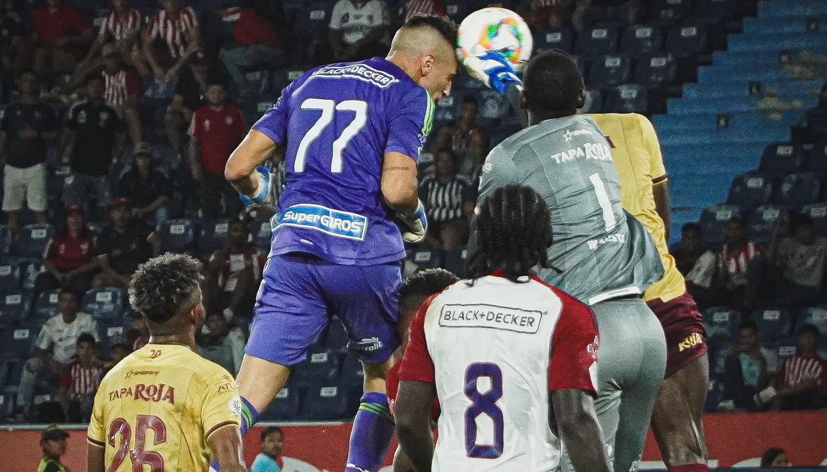 El cabezazo de Santiago Mele que antecedió al gol de Emmanuel Olivera.