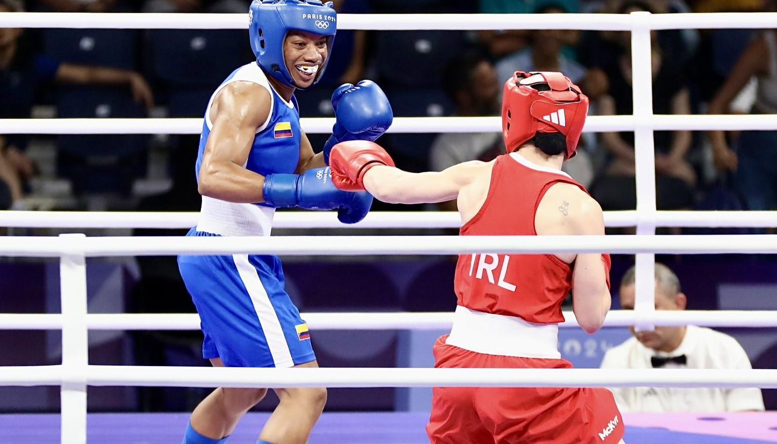 Angie Valdés (azul) en un combate en los Juegos Oímpicos de París.